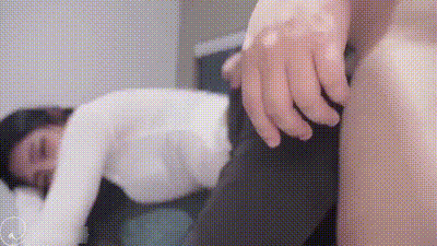 【极品身材】网约JK机车妹深夜一起飙车兜风，路上闲聊我说养了一只会翻跟斗的猫她吵着要看，结果被我带回出租屋对她下了毒手！ 动图预览 - 私房ACG - sifacg.com