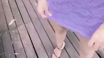 【地上有虫子，你把我抱起来操！】周末趁着老爸工地加班，带着爸爸的朋友去山里，我掀起她的性感蕾丝，没想到她居然连内裤都没穿，最后无情抱操内射她！ - 私房ACG - sifacg.com