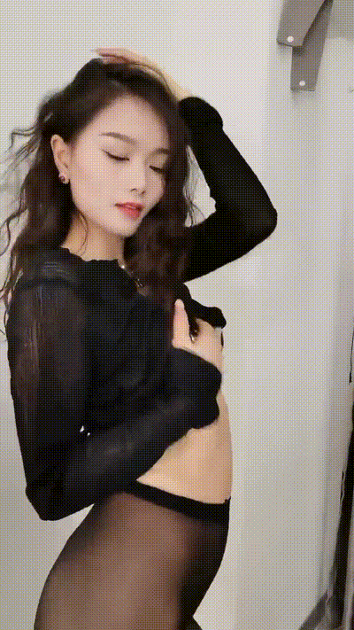 【颜值小骚货逼逼痒了让刚成年的弟弟抠舔骚逼】极品性感姐姐正在自慰，弟弟进来要求帮姐姐舔逼，掰开粉嫩的骚逼让弟弟挑逗，被弟弟舔逼到高潮 动图预览 - 私房ACG - sifacg.com