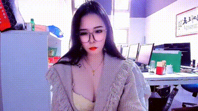 【女白领白天在办公室里自慰】大写的牛逼 女白领在办公室里直播 同事就在后面上班她直接直播自慰玩的就是心跳啊 动图预览 - 私房ACG - sifacg.com