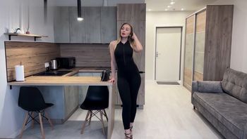 “我来帮你放松” - 非常性感的继母穿着紧身 - 私房ACG - sifacg.com