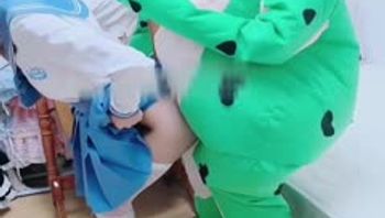 【cos萝莉】17岁双马尾学生，汉服装和青蛙做爱，肉丝足交，超嫩一线天被哥哥大肉棒强硬爆操, - 私房ACG - sifacg.com