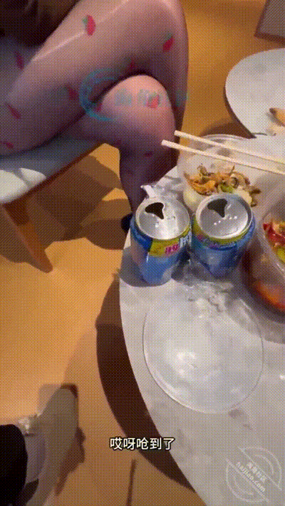 【人前露出计划玩弄爱妻】劝说老婆穿开档丝和朋友出去游玩，醉意上头让老婆睡梦被熟人无套内射，醒来直呼太尴尬了！ 动图预览 - 私房ACG - sifacg.com