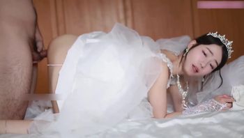 【新娘婚纱】我马上嫁人了，可以干我最后一次吗？他的没有你的大，你可以射进来，小孩就当他的养！顶级网黄第二次露脸！ - 私房ACG - sifacg.com
