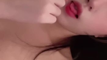 【美乳口交】姐姐的小洞真的是一天不插就不直溜！明知道我在外面配女友庆生，还明目张胆的发自慰视频给我看，留言我让我快点回去操她，差点被女友发现了！看着她喷了一床的水，我按捺不住顾不上女友生气，连忙跑回家直捣黄龙姐姐的小穴！ - 私房ACG - sifacg.com