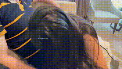 骚逼空姐被有钱人包养就喜欢玩3p，趴在地上被调教插穴 动图预览 - 私房ACG - sifacg.com