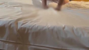 宇宙的琴弦 把自己的美艳淫荡娇妻贡献给自己的小学同学后入抽插内射 自己一旁打飞机 - 私房ACG - sifacg.com