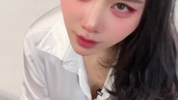 和老板出差，瞒着男朋友，没想到男朋友一直打电话来，在老板的示意下，一边doi一边和男友视频通话... - 私房ACG - sifacg.com