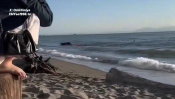 海边人来人往，给男朋友扒光，光明正大的玩🐔，旁边的路人姐姐看不下去拿起手机说拍下来要给我们发网上，后面把持不住一起玩起来了~ - 私房ACG - sifacg.com