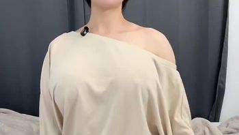 小姨子趁姐夫洗澡偷偷闯入，戴上姐姐的发箍 - 私房ACG - sifacg.com