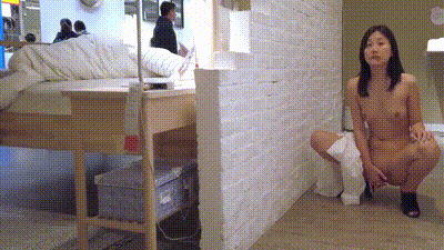 【街拍】胆大的骚逼美女，在商场，公共场合，沙发上撩开衣服扣穴，摸奶子，超级刺激的场景，趁没人赶紧自慰，手指插进骚逼抽插 动图预览 - 私房ACG - sifacg.com