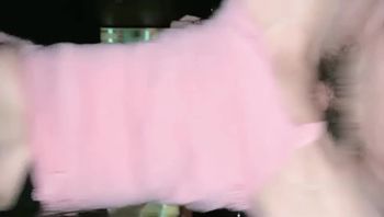 【真-电影院】带着刚调教好的气质母狗穿开档丝袜去看电影，买最后一排的票，按在座椅上暴力抽插内射，还跟群友开视频打飞机，前排还有观众，直呼牛逼！ - 私房ACG - sifacg.com