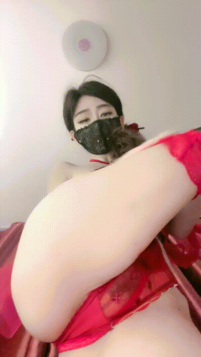 情趣小肚兜，尤物网红女神 黑丝美腿，馒头肥穴疯狂自慰，口塞小皮鞭 动图预览 - 私房ACG - sifacg.com