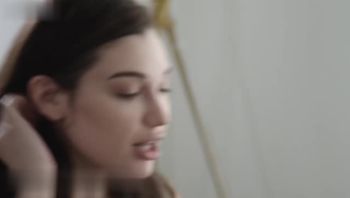 棕发宝贝教她好奇的室友如何喷水和强烈高潮 - 私房ACG - sifacg.com