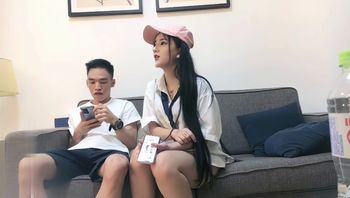 【午夜寻花】粉色鸭舌帽衬衣纹身妹子，舌吻自摸沙发上操特写口交猛操呻吟 - 私房ACG - sifacg.com