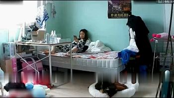 一边玩手机一边自慰接个电话换衣服出去仔细看原来来大姨妈了 - 私房ACG - sifacg.com