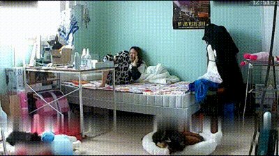 一边玩手机一边自慰接个电话换衣服出去仔细看原来来大姨妈了 动图预览 - 私房ACG - sifacg.com