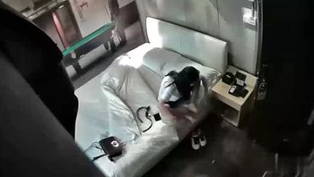 在床上等着男友啪，男友磨磨唧唧地准备了很久，居然不给力 几分钟就缴枪了 失望啊 - 私房ACG - sifacg.com