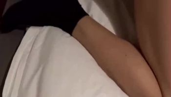 【兄弟小心点别把套搞掉了，那是我姐搞出人命就不好了】和发小偷偷炫耀过我姐给我操，结果他不信，趁着这次一起出去旅游偷偷带上春药，给姐姐灌醉，偷偷把我发小叫过来让他一起3P姐姐，不知道是不是药下的太多了，操的姐姐一直发抖，平时也没见她这样啊！ - 私房ACG - sifacg.com