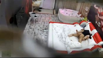 小伙和单位少妇开房偷情猛操女的擦逼时才发现说流了好多血 - 私房ACG - sifacg.com