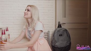 俄罗斯的银发蓝眼睛美女，和男友做爱前喝酒调情上劲了，摸逼自嗨，拿出鸡巴深喉做爱干到口爆 - 私房ACG - sifacg.com