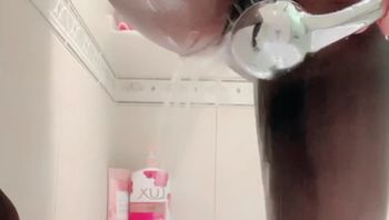 黑丝袜妹子用淋浴喷头自慰喷水呻吟和高潮 - 私房ACG - sifacg.com