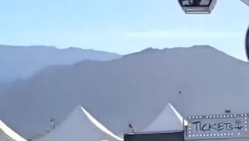 摩天轮刚启动就开吃！饥渴洋妞当众跪舔大鸡巴 舱内上演活春宫 生怕别人看不到 太敢玩了！ - 私房ACG - sifacg.com