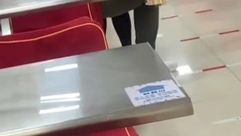 哈理工荣成学院食堂 情侣上演惊天淫戏 少女被探裙抠穴情动深处竟当众舌吻跪地口交 疑似主人带淫狗玩户外 - 私房ACG - sifacg.com