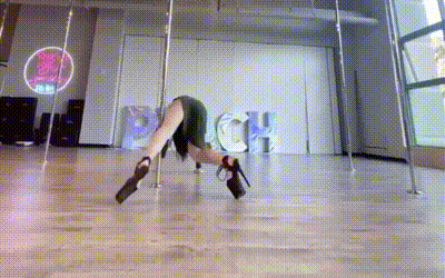 异地大二女友跟同学露营了 回来后发现了这组照片和视频 大家说还能继续下去吗？ 动图预览 - 私房ACG - sifacg.com