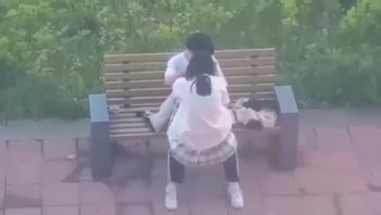 真实泄露 安康职业技术学院 小情侣大白天在学校椅子上旁若无人地做爱 年轻人就是饥渴难耐啊 - 私房ACG - sifacg.com