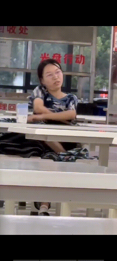 陕西职业技术学院 大一新生男女 穿着军训服在饭堂当众亲嘴扣逼 全校沸腾！ 动图预览 - 私房ACG - sifacg.com