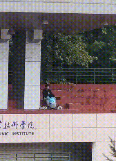 玩出新高度！陕西工业职业技术学院 小情侣看台吃鸡 边扇耳光边深喉 胆子真大！ 动图预览 - 私房ACG - sifacg.com