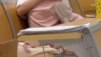 华南理工大学 205教室第一排盖着裙子的小哥哥 表情很冷酷 导的很自然 把旁边的黑衣小哥羡慕坏了！ - 私房ACG - sifacg.com