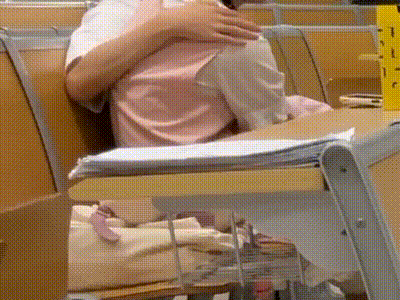 华南理工大学 205教室第一排盖着裙子的小哥哥 表情很冷酷 导的很自然 把旁边的黑衣小哥羡慕坏了！ 动图预览 - 私房ACG - sifacg.com