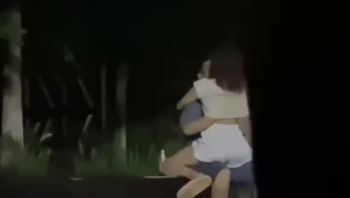 热心网友偷拍 饥渴情侣大庭广众下 在小公园扣逼摸奶！ - 私房ACG - sifacg.com