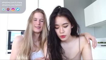 和闺蜜一起自慰抠逼【lichang】 - 私房ACG - sifacg.com