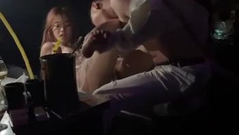 在酒吧直接开始操逼！这是抽嗨了吧? - 私房ACG - sifacg.com