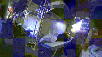 新瓜上架！火车上淫欲露出！绿帽大神新作 卧铺列车露乳露逼 给大爷看傻了 动图预览 - 私房ACG - sifacg.com