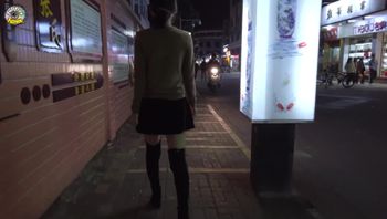 露出精品！肇庆市高要区某步行街 翘臀淫妻街头露出 绿帽跟拍 - 私房ACG - sifacg.com