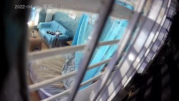 极品反差！旅馆端庄漂亮老板娘 趁老公不在和两个男人同时乱搞 一个坚持不住就赶紧拔出鸡吧换另一个接着搞 - 私房ACG - sifacg.com