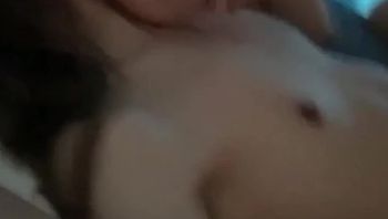 最新真实泄密流出！绿帽瘾男友自己萝莉小女友让给好朋友 一起分享 玩3P - 私房ACG - sifacg.com