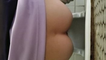 校园厕拍！变态哥躲在女厕所偷拍学妹尿尿 还把她们换下的卫生巾捡来一顿猛吸 最后用来打飞机 - 私房ACG - sifacg.com