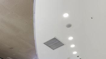 街拍精品 极品无内！闷骚眼镜纹身妹不穿内裤跟男友出门逛街被抄底！ - 私房ACG - sifacg.com