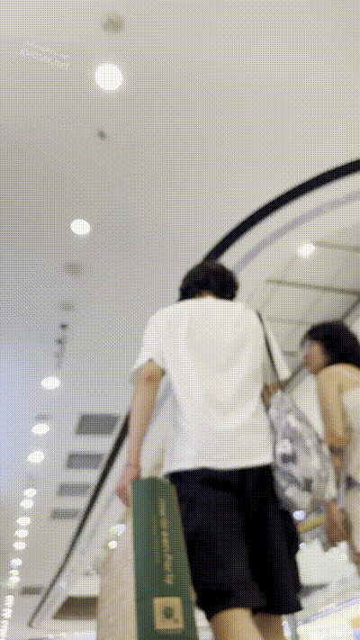 街拍精品 极品无内！闷骚眼镜纹身妹不穿内裤跟男友出门逛街被抄底！ 动图预览 - 私房ACG - sifacg.com