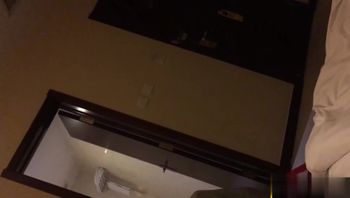 骚货人妻与情人酒店偷情 绿帽老公打电话 骚货一边跟老公骚货人妻与情人酒店偷情 说话一边玩着情人的肉棒 - 私房ACG - sifacg.com