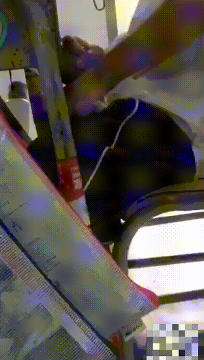 衡水中学班级群爆料 男同学教室打飞机 全班女同学都被他意淫了一遍 鸡巴还挺大！ 动图预览 - 私房ACG - sifacg.com