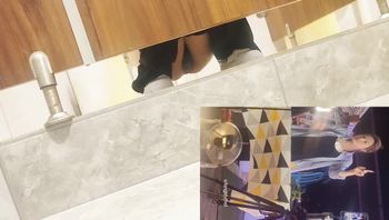 厕所闯拍 偷拍卖冰粉妹子 隔着门板喊话 妹子的骚逼屁股真好看 听声音都能感受到妹子的崩溃 - 私房ACG - sifacg.com