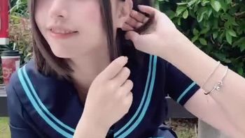 在等朋友的时候想自拍两张，突然发现内内露出来了😖😖 - 私房ACG - sifacg.com