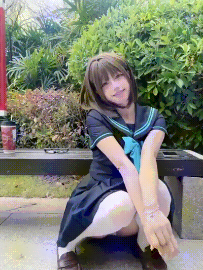 在等朋友的时候想自拍两张，突然发现内内露出来了😖😖 动图预览 - 私房ACG - sifacg.com