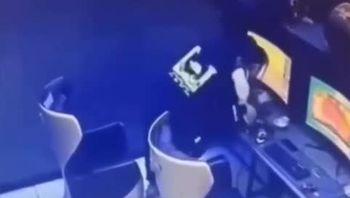 【网吧偷拍】网吧大厅直接后入小姐姐腿软 - 私房ACG - sifacg.com